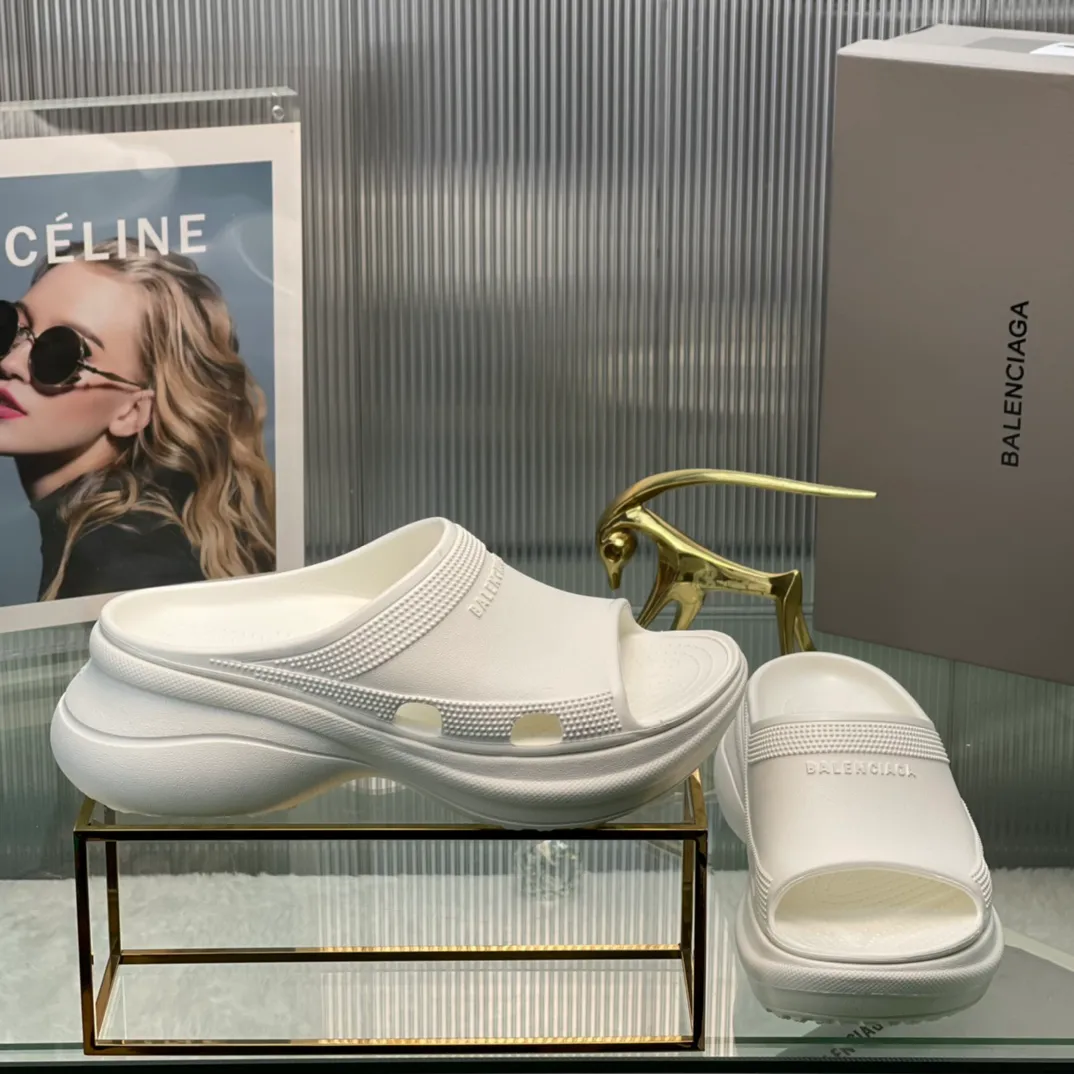 👟👟Ex-factory price 380👟👟 35-41 ‍🔥 ‍🔥 ‍🔥Balenciaga’s latest hole-in-the-wall slippers are now available! 🎉🎉🎉A sandal that is popular on Instagram, 🎊🎊🎊 and all major platforms of Xiaohongshu! Made of high-tech materials and molded in one piece, it is lightweight, wear-resistant, and waterproof! ✨✨✨ The heel height is 6CM. The colors are being added one after another to meet your various color combinations and different needs. A very cost-effective product!
